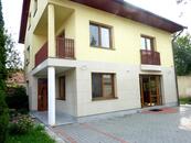 Pronájem vily 9+1, Brno, Dolní Heršpice, CP 230m2, pozemek 370m2 , cena cena v RK, nabízí Roman Kvasnica realitní makléř