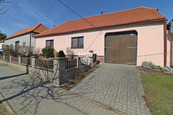 Rodinný dům s uzavřeným dvorem a prostornou zahradou, Chvalovice u Znojma, cena 5490000 CZK / objekt, nabízí 