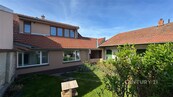 Rodinný dům 5+1 174 m2 s bazénem, krásnou udržovanou zahradou, pozemek 863 m2, v zadní části pozemku možnost výstavby nového RD, kryté i venkovní parkovací místa , cena 14000000 CZK / objekt, nabízí 