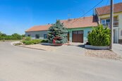 Prodej, RD 4+1 Šakvice, uzavřený průjezd a dvůr,četná hospodářská stavení, stodola, zahrada, možnost zřízení ubytovacího zařízení, CP: 938m2, cena 6600000 CZK / objekt, nabízí 