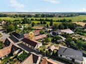 Hledáte dům, ve kterém můžete začít bydlet a jeho další část postupně přizpůsobovat potřebám své rodiny? Oceníte dvě samostatné bytové jednotky, uzavřený dvůr, terasu, dílnu a dostatek dalšího zázemí , cena 4590000 CZK / objekt, nabízí 
