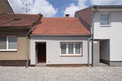 Klidné rodinné bydlení v Brně: Zrekonstruovaný cihlový dům se dvorem a možností nadstavby, cena 7590000 CZK / objekt, nabízí 